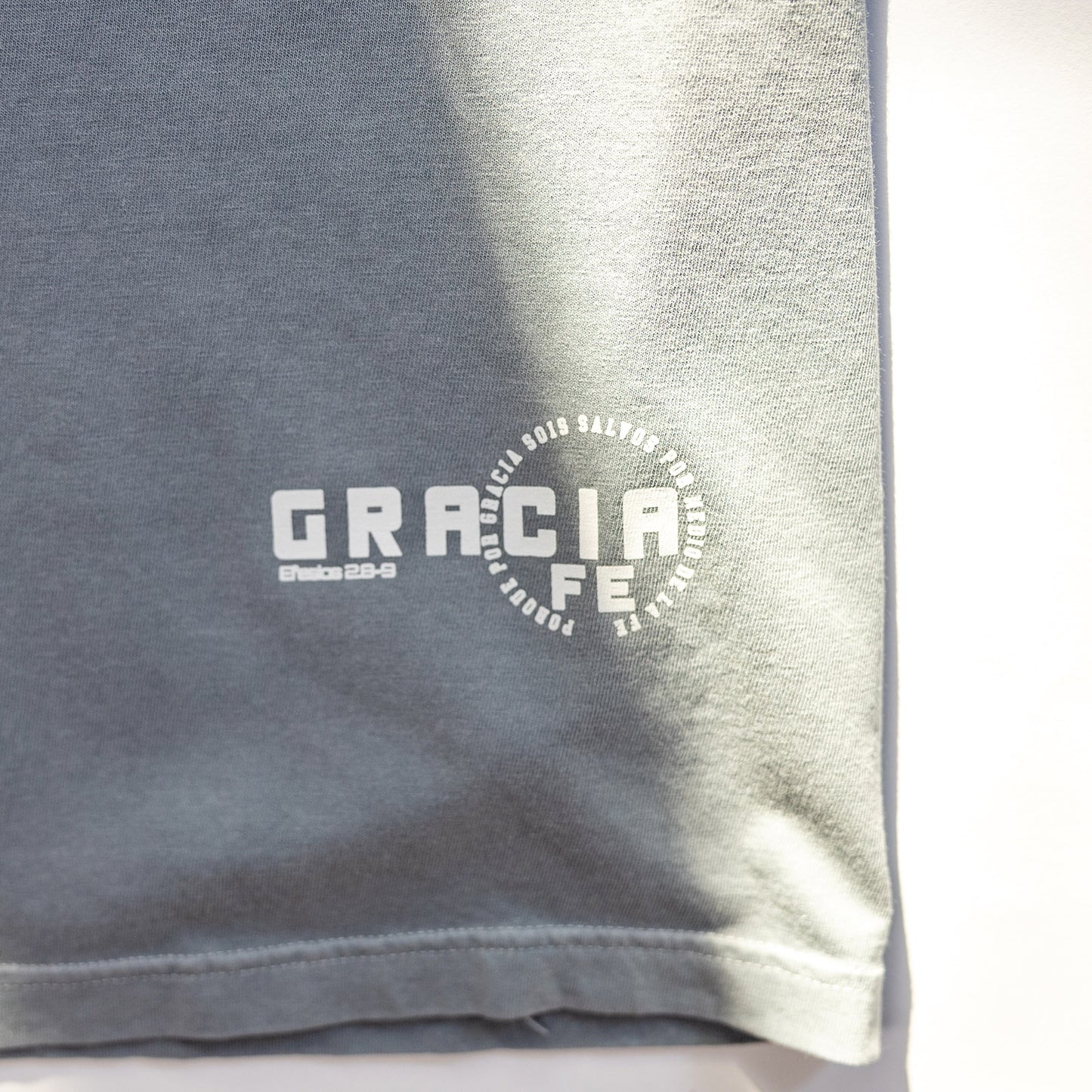 Camiseta Salvo por Gracia - Gris